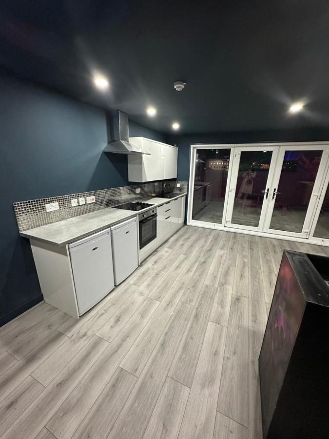 Penthouse Apartment, Sleeps 21 With Terrace Liverpool Exterior photo